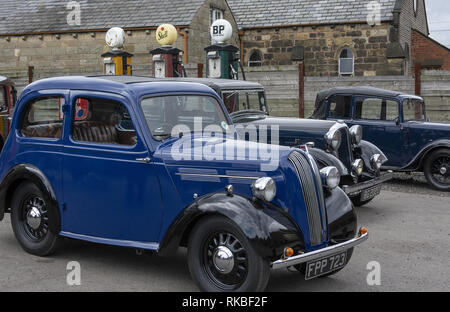 Klassische Autos, die auf der 1940er Wochenende im Black Country Living Museum in Dudley, West Midlands, England, Großbritannien Stockfoto