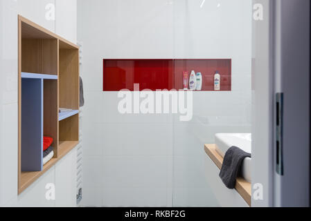 BRATISLAVA, SLOWAKEI - 17 Dezember, 2018: Badezimmer der kleine Wohnung von jungen Designern entworfen von Kivvi Architekten in Bratislava, Slowakei basieren Stockfoto