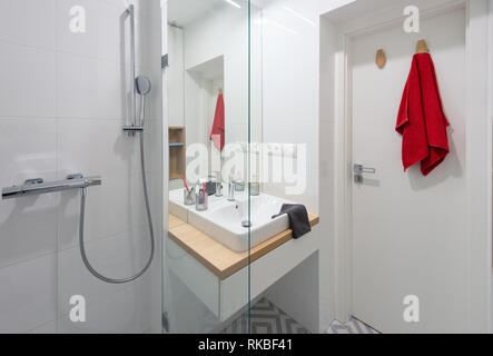 BRATISLAVA, SLOWAKEI - 17 Dezember, 2018: Badezimmer der kleine Wohnung von jungen Designern entworfen von Kivvi Architekten in Bratislava, Slowakei basieren Stockfoto