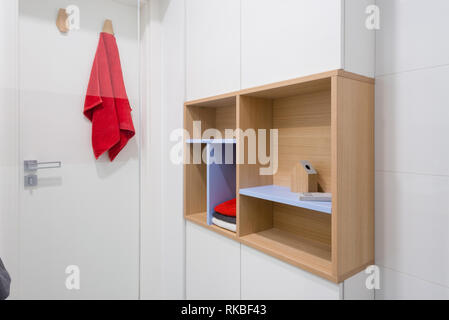 BRATISLAVA, SLOWAKEI - 17 Dezember, 2018: Badezimmer der kleine Wohnung von jungen Designern entworfen von Kivvi Architekten in Bratislava, Slowakei basieren Stockfoto