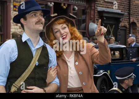 Paar verkleidet in Kostümen der 40er Wochenende im Black Country Living Museum in Dudley, West Midlands, England, Großbritannien Stockfoto