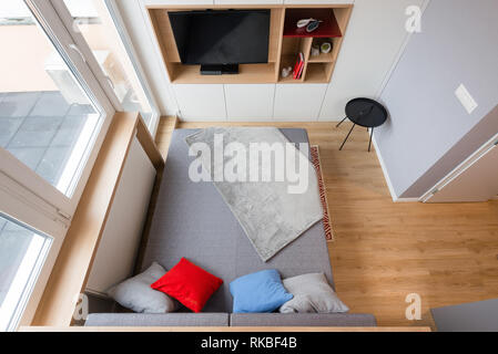 BRATISLAVA, SLOWAKEI - Dec 17, 2018: Wohn- und Schlafzimmer der kleinen Wohnung von jungen Designern aus Kivvi Architekten entwickelt wurde Stockfoto