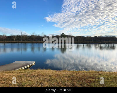 Anzeigen von Oak Ridge Marina an einem kühlen Herbsttag mit Seeblick und einem blauen Himmel. Stockfoto