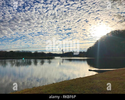 Anzeigen von Oak Ridge Marina Bay mit Fluffy Clouds und fallen Farben in Oak Ridge, Tennessee. Stockfoto