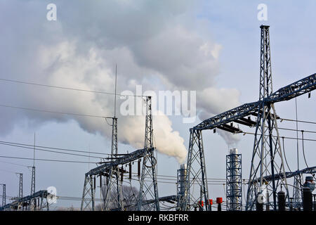 Kraftwerk und blauer Himmel Stockfoto