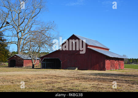 Eine rote Scheune entlang einer Landstraße in der ländlichen Stadt Bethel in Perquimans County North Carolina. Stockfoto