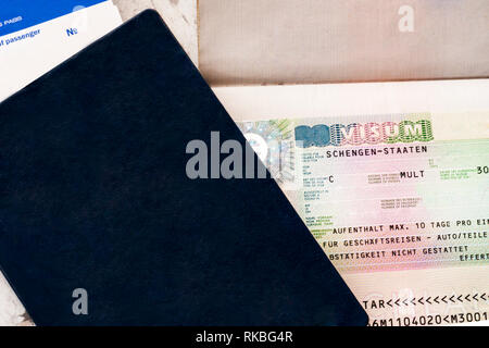 Zwei Reisende Reisepässe mit einem Schengen Visum. Euro-Reise. Selektiver Fokus Stockfoto