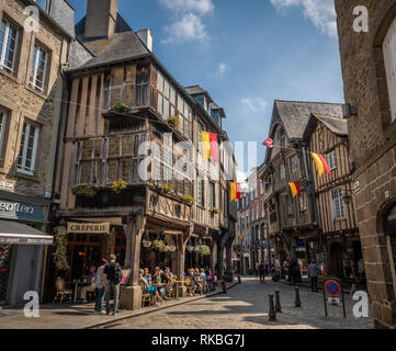 Malerische mittelalterliche Fachwerkhäuser und Creperie in Altstadt Dinan. Stockfoto