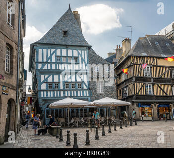 Malerische mittelalterliche Fachwerkhäuser in der Altstadt von Dinan, Frankreich. Stockfoto