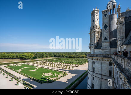 Blick auf die wunderschönen Gärten von Schloss Chambord aus der Spitze der Burg, mit strahlend blauen Himmel negativen Raum. Stockfoto