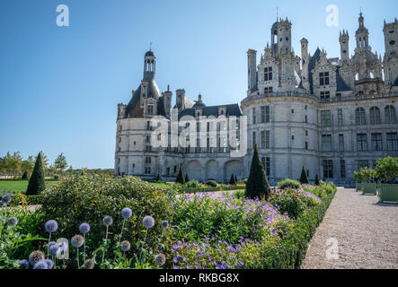Teilweise mit Blick auf das Chateau Chambord und Gärten mit blauen Himmel an einem sonnigen Tag. Stockfoto