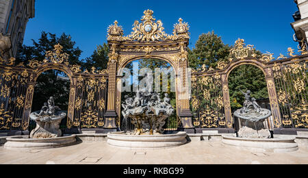 Golden Gates und Brunnen in der Place Stanislas in Nancy, Frankreich, an einem sonnigen Tag. Stockfoto