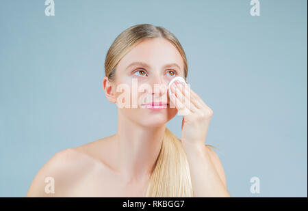 Schöne Frau aus ihrem Gesicht entfernen Make-up, Hautpflege anhand von quantitativen Simulatio Stockfoto