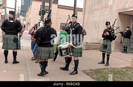 Irische Band in Kilts erwärmt sich vor Teilnahme an der St. Patrick's Day Parade in der Innenstadt von Cleveland, Ohio, USA. Stockfoto