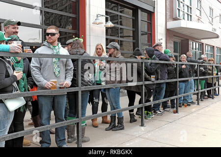 Eingezäunt in der Bier trinkenden St. Patrick's Day feiert am 17. März 2017 vor Masthead Brewing auf der Superior Avenue in Cleveland, Ohio. Stockfoto