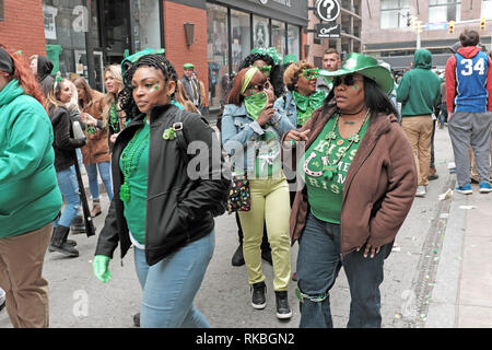 St. Patrick's Day Zelebranten gekleidet in grün machen sich auf den Weg nach East 4th Street in Cleveland, Ohio, USA. Während des Tages - lange Feier. Stockfoto