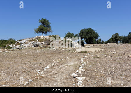 Blick auf die Akropolis mit den Ruinen von archaischen Tempel wahrscheinlich zu Zeus Kapitolios, antiken griechischen Stadt Teos, Sigacik, Türkei gewidmet. Der Tempel hat Stockfoto
