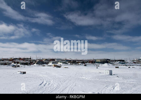 Blick auf Rankin Inlet, einem entfernten arktischen Gemeinschaft in Nunavut, mit blauem Himmel und Schnee auf dem Boden Stockfoto