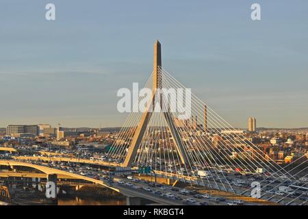 Boston's Symbol Leonard S. Zakim Bunker Hill Memorial Bridge überspannt den Charles River auf der Nordseite der Stadt, während die Big Dig gebaut. Stockfoto