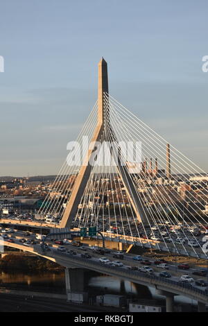 Boston's Symbol Leonard S. Zakim Bunker Hill Memorial Bridge überspannt den Charles River auf der Nordseite der Stadt, während die Big Dig gebaut. Stockfoto