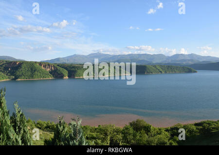 Debar Debarsko See in Mazedonien, mit Bergen im Hintergrund. Stockfoto