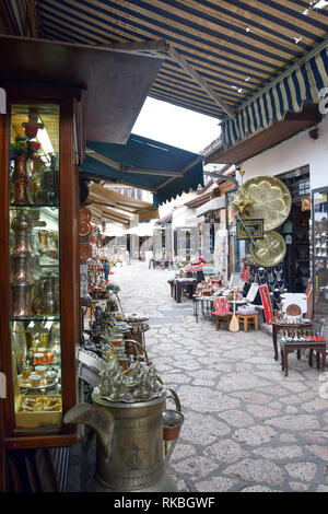 Bazar mit Souvenirs in der Altstadt von Sarajevo Marktplatz. Sarajevo, Bosnien und Herzegowina. Stockfoto