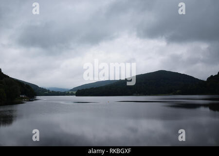 Myczkowskie See auf dem San River in der Nähe von Solina-Myczkowce dam. Bieszczady-gebirge, Polen. Stockfoto