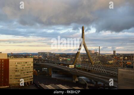 Boston's Symbol Leonard S. Zakim Bunker Hill Memorial Bridge überspannt den Charles River auf der Nordseite der Stadt, während die Big Dig gebaut. Stockfoto