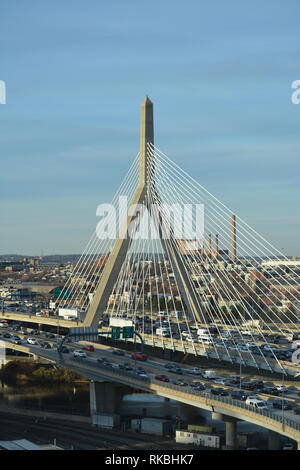 Boston's Symbol Leonard S. Zakim Bunker Hill Memorial Bridge überspannt den Charles River auf der Nordseite der Stadt, während die Big Dig gebaut. Stockfoto