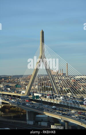 Boston's Symbol Leonard S. Zakim Bunker Hill Memorial Bridge überspannt den Charles River auf der Nordseite der Stadt, während die Big Dig gebaut. Stockfoto