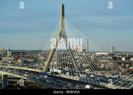 Boston's Symbol Leonard S. Zakim Bunker Hill Memorial Bridge überspannt den Charles River auf der Nordseite der Stadt, während die Big Dig gebaut. Stockfoto