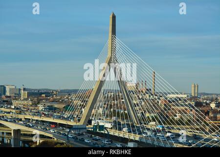 Boston's Symbol Leonard S. Zakim Bunker Hill Memorial Bridge überspannt den Charles River auf der Nordseite der Stadt, während die Big Dig gebaut. Stockfoto