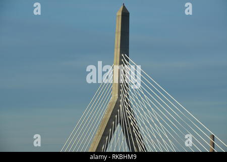 Boston's Symbol Leonard S. Zakim Bunker Hill Memorial Bridge überspannt den Charles River auf der Nordseite der Stadt, während die Big Dig gebaut. Stockfoto