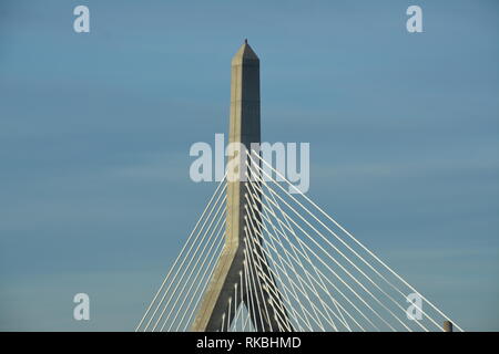 Boston's Symbol Leonard S. Zakim Bunker Hill Memorial Bridge überspannt den Charles River auf der Nordseite der Stadt, während die Big Dig gebaut. Stockfoto