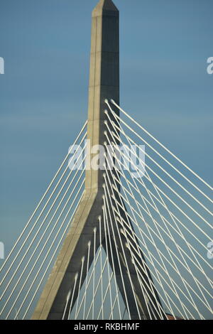 Boston's Symbol Leonard S. Zakim Bunker Hill Memorial Bridge überspannt den Charles River auf der Nordseite der Stadt, während die Big Dig gebaut. Stockfoto