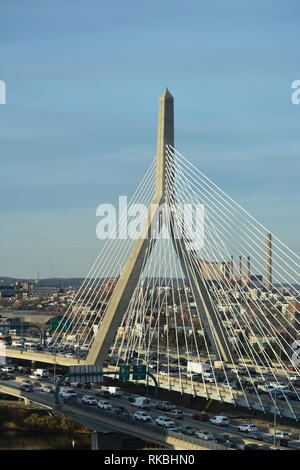 Boston's Symbol Leonard S. Zakim Bunker Hill Memorial Bridge überspannt den Charles River auf der Nordseite der Stadt, während die Big Dig gebaut. Stockfoto