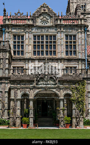 Eingang der Viceregal Lodge übersicht Wappen auf dem Tor. Shimla, Himachal Pradesh, Indien. Stockfoto