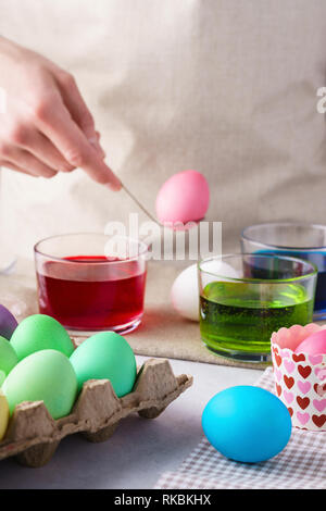 Malerei Ostereier Konzept. Männliche Hand bunte Ei. Stockfoto