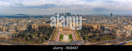 Panorama von Paris, Frankreich mit Palais de Chaillot und die Verteidigung Bezirk von der Oberseite der Eiffelturm oder den Eiffelturm gesehen Stockfoto