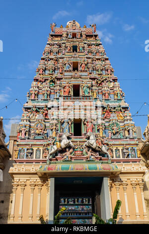 Bunte Gopuram am Eingang zu hinduistischen Tempel Sri Maha Mariamman in Kuala Lumpur, Malaysia. Stockfoto