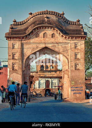 Orchha, Madhya Pradesh, Indien - 30. November 2018: Haupteingang und zentralen Tor zu Orchha Stadt. Täglichen Lebensstil im ländlichen Bereich. Stockfoto