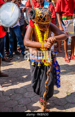 Batu Höhlen, Kuala Lumpur, Malaysia - Februar 9, 2017. Teilnehmer am Eingang zu den Batu Höhlen während der Thaipusam Fest. Stockfoto