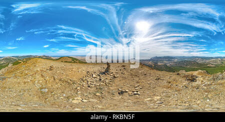 Panoramablick auf die Landschaft vom Berg in der Nähe von Sudak Stadt. Stockfoto