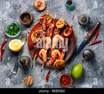 Lecker gebratene Garnelen am Spieß mit Zitrone. BBQ kochen Meeresfrüchte Garnelen gegrillt. Stockfoto