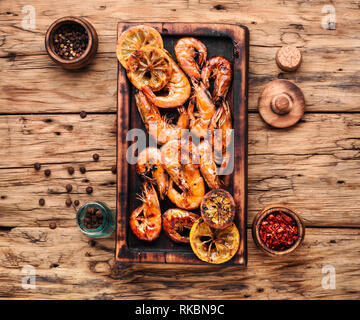 Gebratene Garnelen auf Holz Schneidebrett. Gegrillte Meeresfrüchte Stockfoto