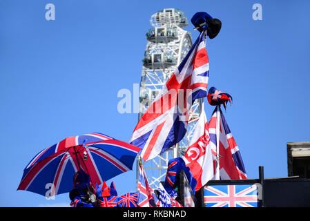 Die englische Flagge und Souvenirs mit dem London Eye für den Hintergrund. Vereinigtes Königreich. Stockfoto
