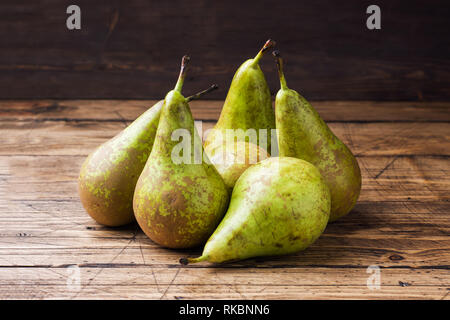 Frische saftige Birnen Konferenz über Holz- rustikalen Hintergrund Stockfoto