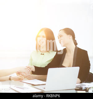 Handshake der Geschäftspartner auf ihrem Schreibtisch. Frau und Business Stockfoto
