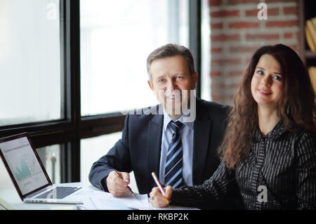 Business Woman und Business Partner hinter einem Schreibtisch Stockfoto