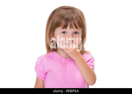 Süße kleine Mädchen 3 Jahr alt in Rosa t-shirt hält die Finger im Mund oder beißt Nägel auf weißem Hintergrund. Schlechte Kindheit Gewohnheiten. Stockfoto